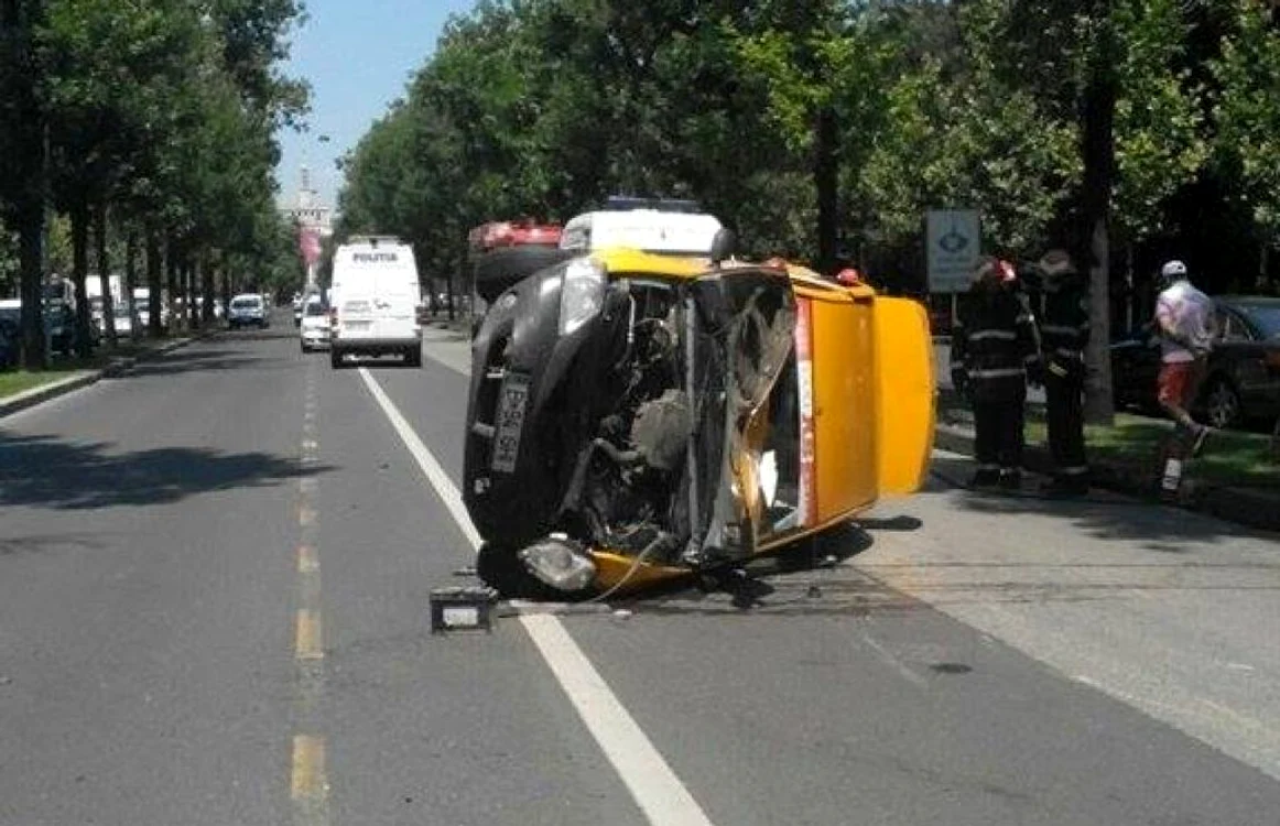 Cele două persoane aflate în taxi au fost duse la spital FOTO ISU Bucureşti - Ilfov