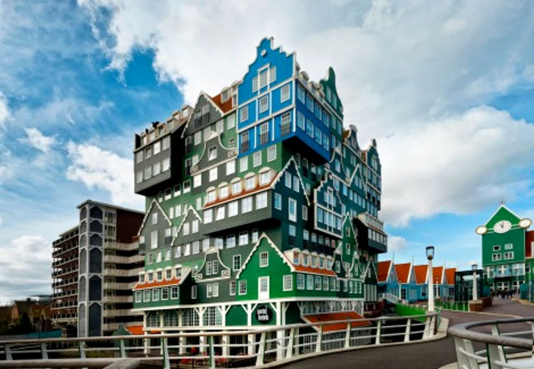Hotelul păstrează arhitectura tradițională a caselor din regiunea Zaan.
