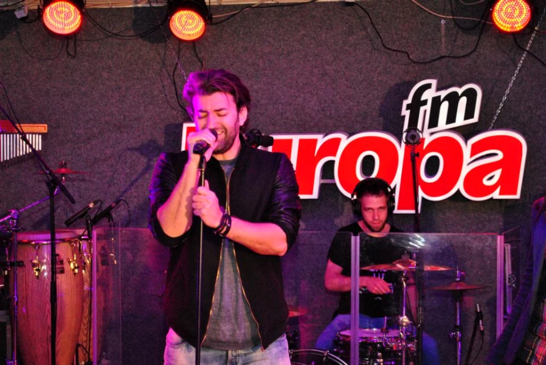 Smiley în timpul unui concert la Europa FM