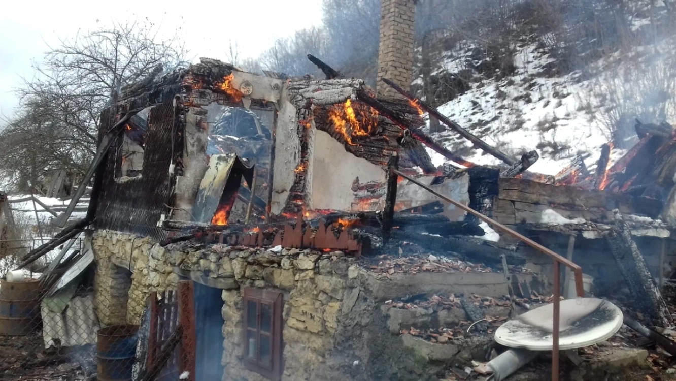 Locuinţa a ars aproape în totalitate