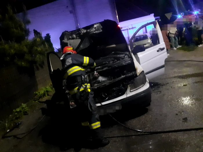 O autoutilitară a fost afectată de flăcări Foto: ISU Argeș