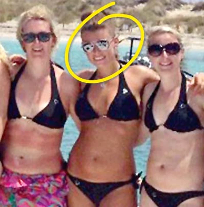 
    Fetele şi-au etalat formele pe puntea unui vas de lux  