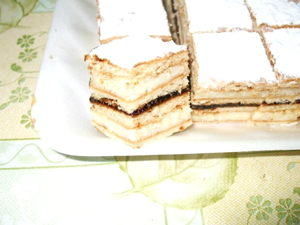 Prăjitură cu crema şi gem