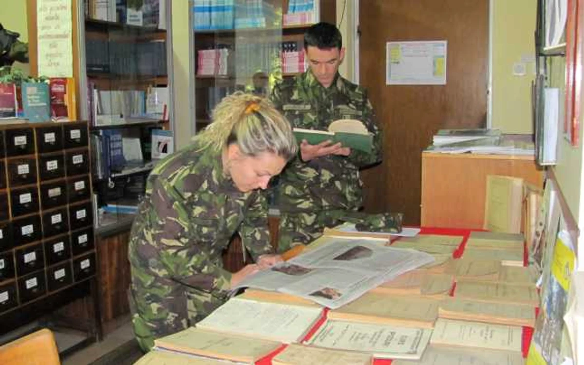 Citittori în biblioteca armatei