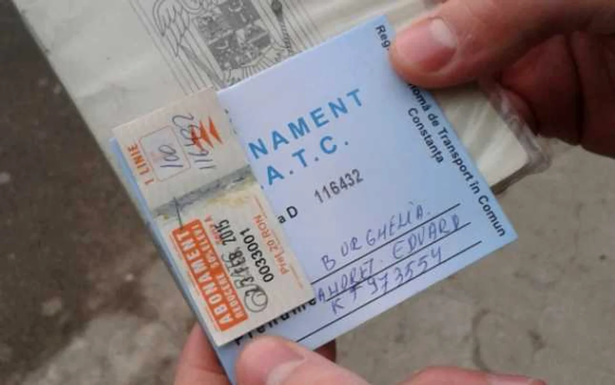 Andrei Burghelia - liderul Asociaţiei Elevilor din Constanţa intră în posesia abonamentului ieftin RATC cu numărul 1 Foto Arhivă personală