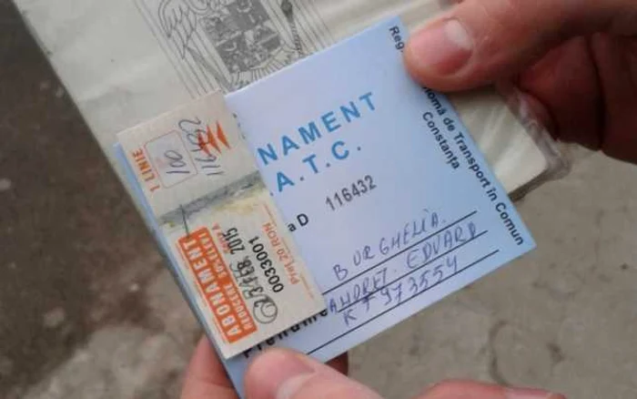 Andrei Burghelia - liderul Asociaţiei Elevilor din Constanţa intră în posesia abonamentului ieftin RATC cu numărul 1 Foto Arhivă personală
