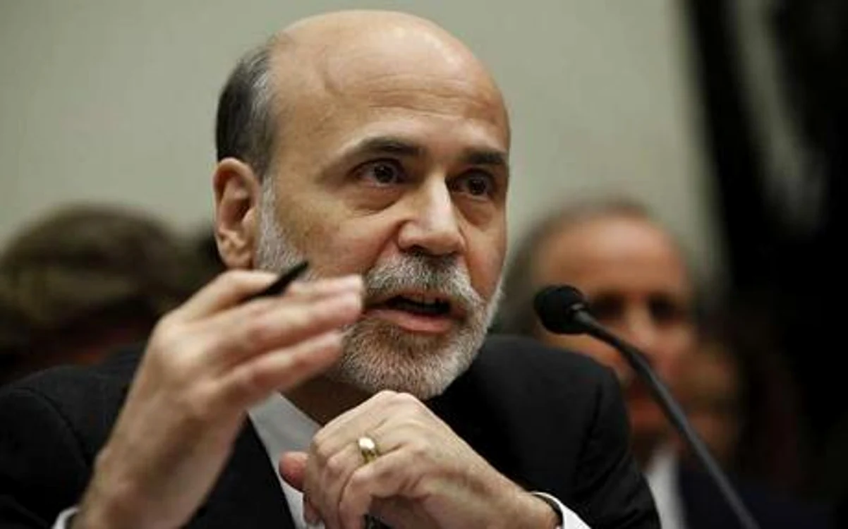 Ben Bernanke, şeful Rezervei Federale, se află între cican şi nicovală: fie riscă să distrugă sistemul financiar internaţional, fie să deraieze revenirea economică