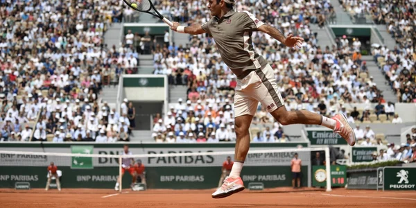 Elveţianul Roger Federer loveşte mingea în partida contra conaţionalului său Stan Wawrinka de la Roland Garros 2019 Paris Fraţa. FOTO EPA-EFE
