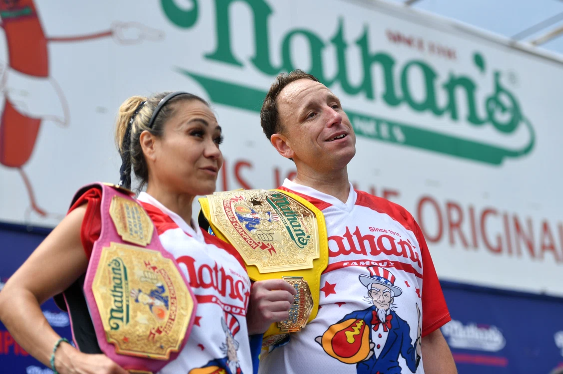 Joey Chestnut și Miki Sudo, marii câștigători la concursul de mâncat hotdogi, 4 iulie 2023