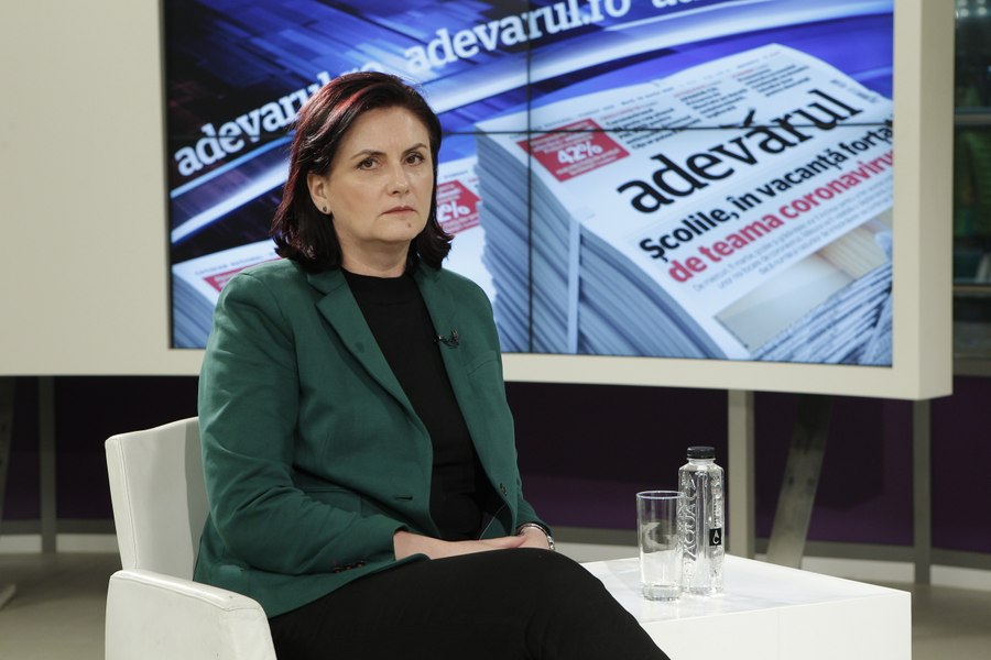 Dr. Adriana Cămuescu: „Este bine să purtăm culori închise, pentru că absorb radiațiile ultraviolete“ | INTERVIU
