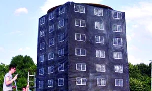 „Monumentul beton”,  opera sculptorului Florin  B  Tomescu, vorbea despre  urâţenia blocurilor  moştenite din comunism jpeg