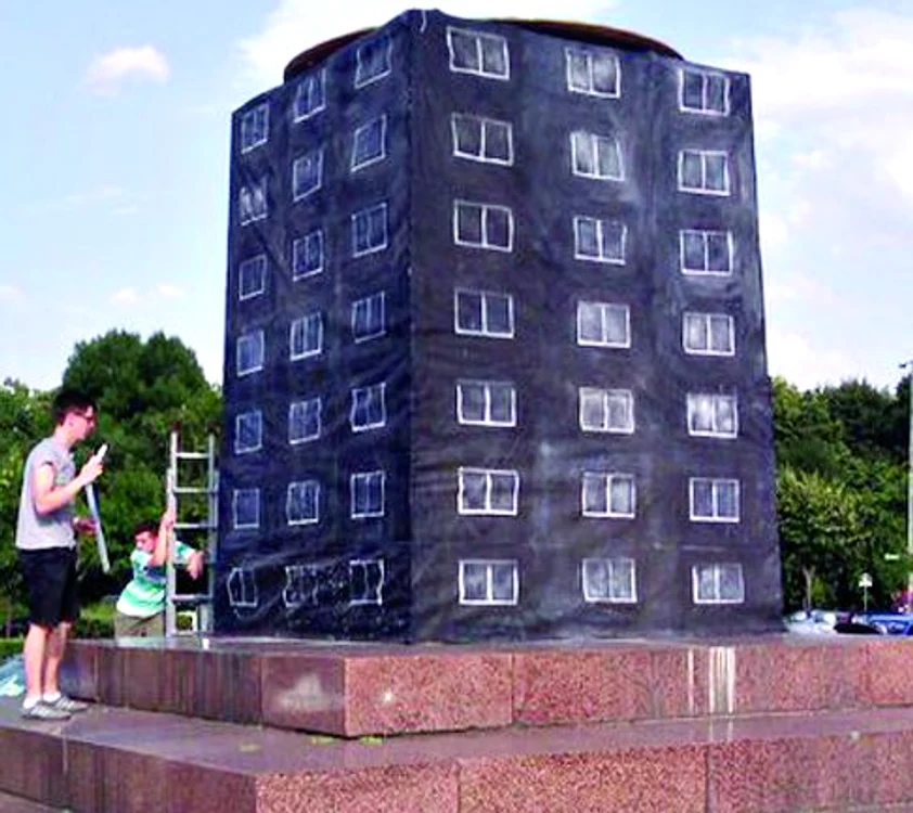 „Monumentul beton”,  opera sculptorului Florin  B. Tomescu, vorbea despre  urâţenia blocurilor  moştenite din comunism