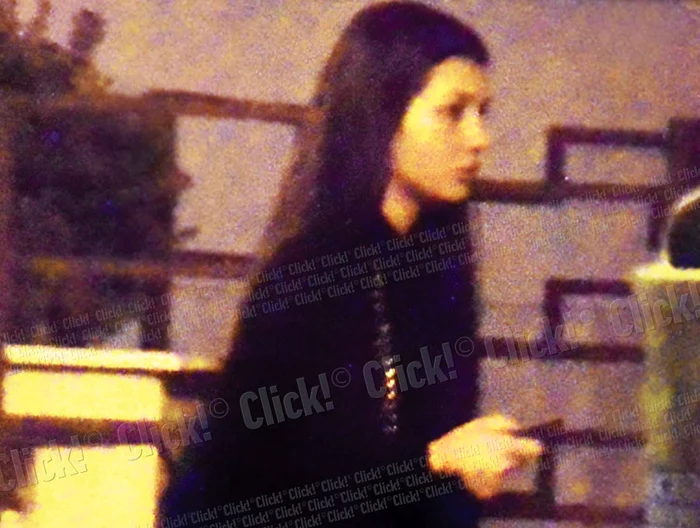 În toiul nopţii, pe o beznă  totală, Elena Băsescu iese  de la clinica de înfrumuseţare (Fotografii: Brigada diverse)