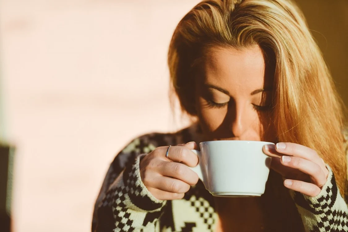 fata bea cafea foto pixabay