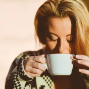 fata bea cafea foto pixabay