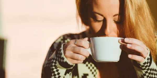 fata bea cafea foto pixabay