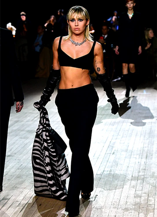 În prezent, Miley încearcă să se menţină în ţinute sumare. Foto: Getty Images