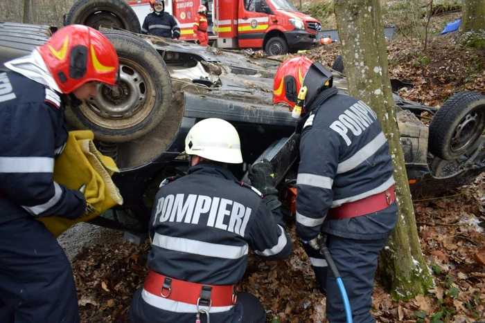 Maşina condusă de tânărul care avea puţin peste 18 ani s-a răsturnat FOTO Arhivă