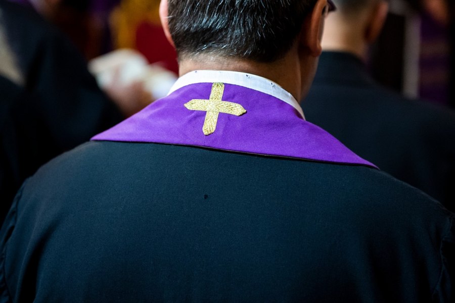 Situație incredibilă în Gorj. O minoră de 13 ani a rămas însărcinată cu fostul preot al unei comune