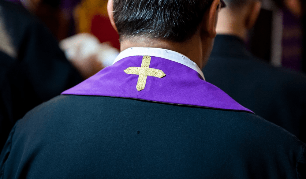 Un cardinal francez a mărturisit că a abuzat o fată de 14 ani