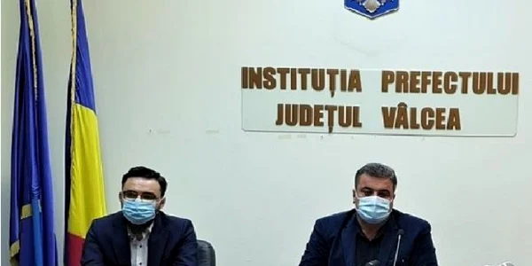 Actualul prefect de Vâlcea Sebastian Fârtat şi fostul subprefect Tiberiu Costea Foto Adevărul