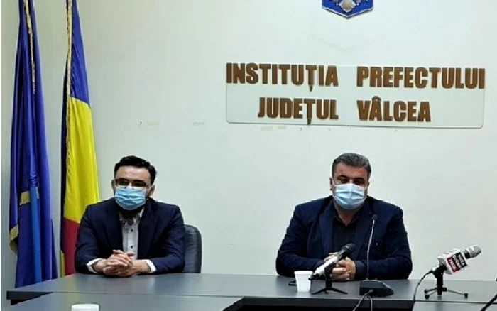 Actualul prefect de Vâlcea Sebastian Fârtat şi fostul subprefect Tiberiu Costea Foto Adevărul