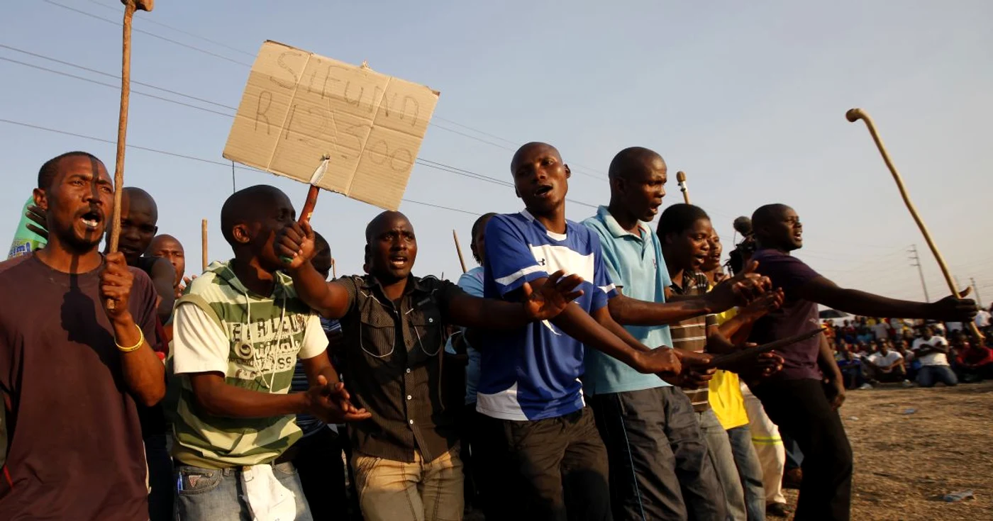 Spre diferenţă de Sharpeville, protestul minerilor din Marikana a fost violent şi nu se încadrează în tipicul opresor vs. oprimat sau albi contra negri, ci a fost o luptă între muncitori şi corporaţie-angajatori şi între mai multe sindicate rivale. 