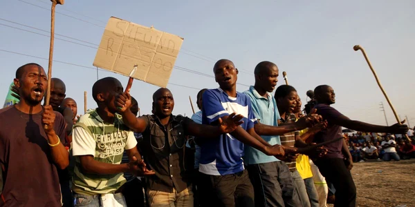 Spre diferenţă de Sharpeville, protestul minerilor din Marikana a fost violent şi nu se încadrează în tipicul opresor vs. oprimat sau albi contra negri, ci a fost o luptă între muncitori şi corporaţie-angajatori şi între mai multe sindicate rivale. 
