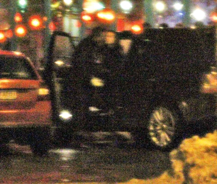 Marius şi Cristina se sărută la plecarea de la restaurant