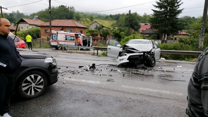 Accident pe DN 7 - Dealul Negru în Vâlcea cu blocarea traficului total între Vâlcea şi Argeş Foto Adevărul