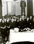 Nicolae Ceaușescu, alături de alți membri ai conducerii de partid şi de stat, la catafalcul lui Tudor Arghezi, la 17 iulie 1967 (©  „Fototeca online a comunismului românesc”, Cota: 426/1967)