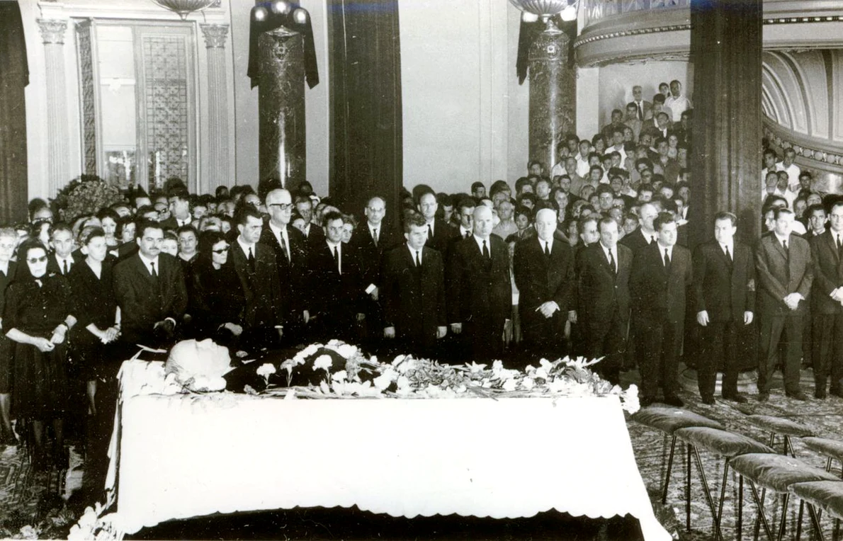 Nicolae Ceaușescu, alături de alți membri ai conducerii de partid şi de stat, la catafalcul lui Tudor Arghezi, la 17 iulie 1967 (© „Fototeca online a comunismului românesc”, Cota: 426/1967)