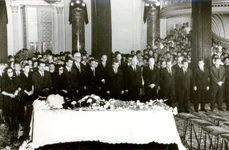 Nicolae Ceaușescu, alături de alți membri ai conducerii de partid şi de stat, la catafalcul lui Tudor Arghezi, la 17 iulie 1967 (© „Fototeca online a comunismului românesc”, Cota: 426/1967)