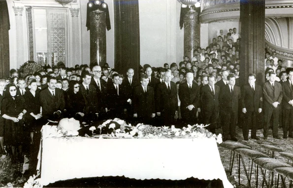 Nicolae Ceaușescu, alături de alți membri ai conducerii de partid şi de stat, la catafalcul lui Tudor Arghezi, la 17 iulie 1967 (©  „Fototeca online a comunismului românesc”, Cota: 426/1967)