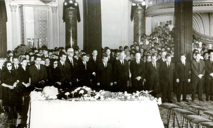 Nicolae Ceaușescu, alături de alți membri ai conducerii de partid şi de stat, la catafalcul lui Tudor Arghezi, la 17 iulie 1967 (©  „Fototeca online a comunismului românesc”, Cota: 426/1967)