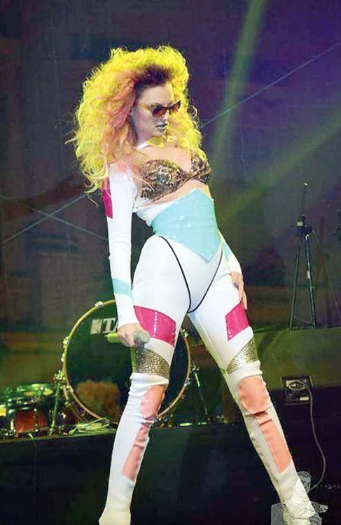 Alexandra Stan a afişat un nou look: sexy şi rea