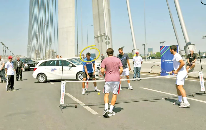 Horia Tecău, în timpul meciului de mini-tenis, disputat pe Podul Ada