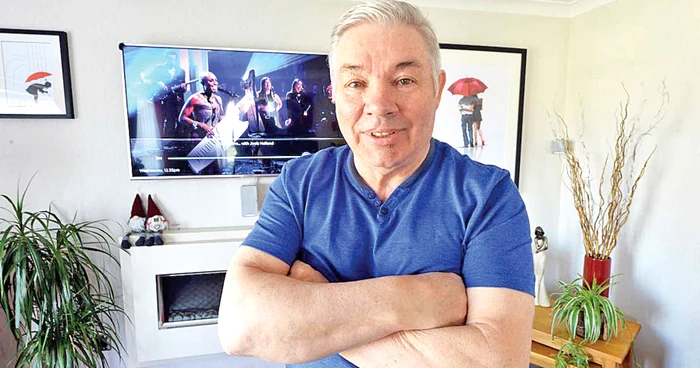 
    Dan Reddington suferă de o formă rară de alergie la electricitate şi se «colorează» când urmăreşte ştirile   