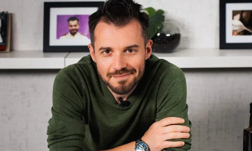 Horia Manea poate fi urmărit de luni până vineri, de la 8:30 la 9:00, în emisiunea sa, „Meniu de vedetă”, pe Antena Stars 