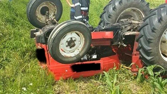 Bărbatul a fost prins sub tractorul răsturnat FOTO agrointel.ro