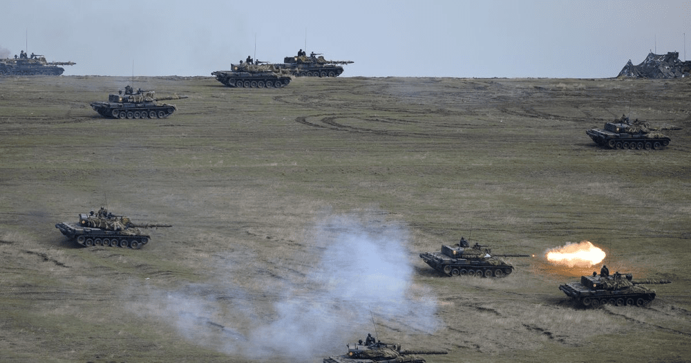 Militari francezi, la exercițiul cu trageri de luptă, din Smârdan. Sunt folosite tancurile Leclerc