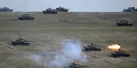 Soldaţi români participă la un exerciţiu cu tancuri  TR-85 M1 Bizon în poligonul Smârdan lângă Galaţi Romania FOTO AP