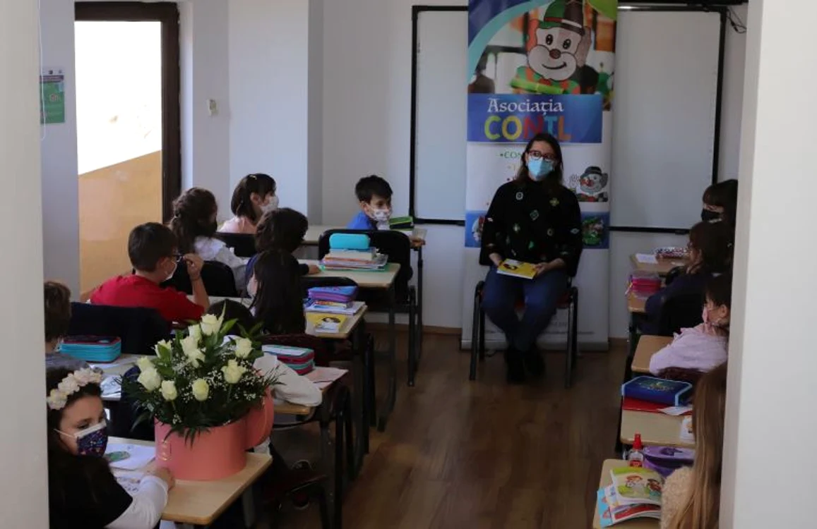 Ana Maria Popescu Brânză s-a simțit perfect în mijlocul copiilor (FOTO: Marian Burlacu)