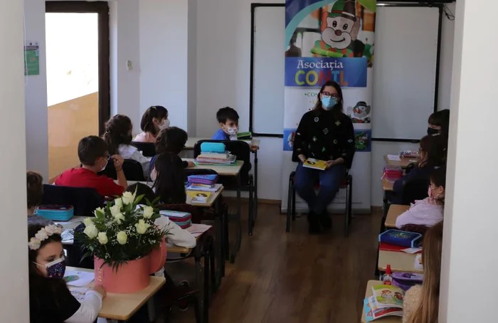 Ana Maria Popescu Brânză s-a simțit perfect în mijlocul copiilor (FOTO: Marian Burlacu)