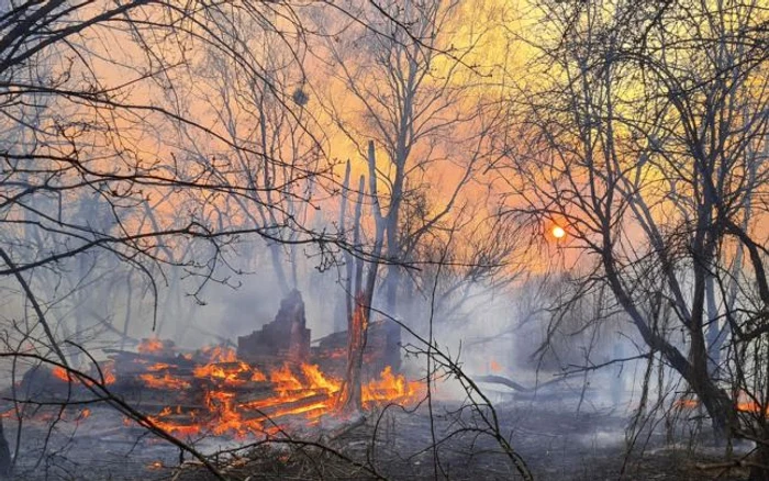 Incendiu la Cernobîl: autorităţile dau asigurări că nivelul radiaţiilor nu a crescut FOTO EPA-EFE