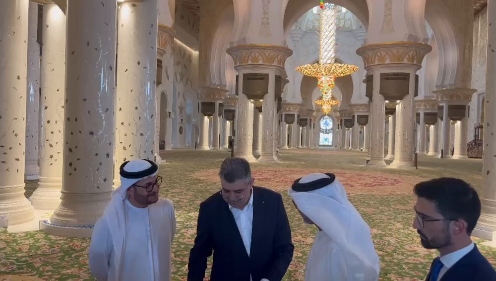 Ciolacu a vizitat Moscheea Sultan Al Nahyan Sheikh Zayed Bin din Abu Dhabi. Ce dar simbolic a primit FOTO, VIDEO