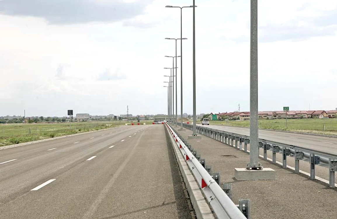 
    Şoseaua de viteză  se termină cu  3 km înainte de  punctul final: Strada Petricani Foto: Florin Şuler  