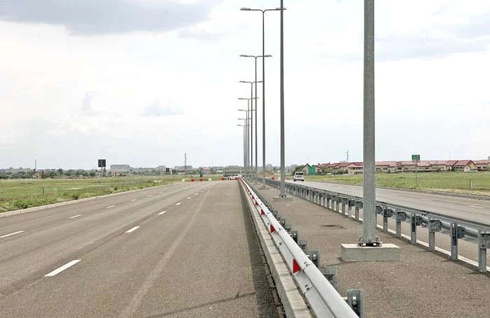 
    Şoseaua de viteză  se termină cu  3 km înainte de  punctul final: Strada Petricani Foto: Florin Şuler  