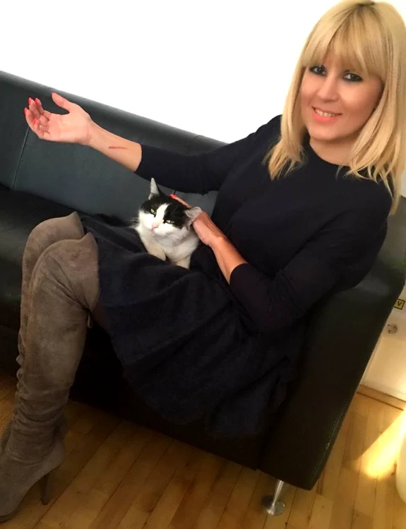 Elena Udrea, zgâriată pe mâna dreaptă de o pisică războinică