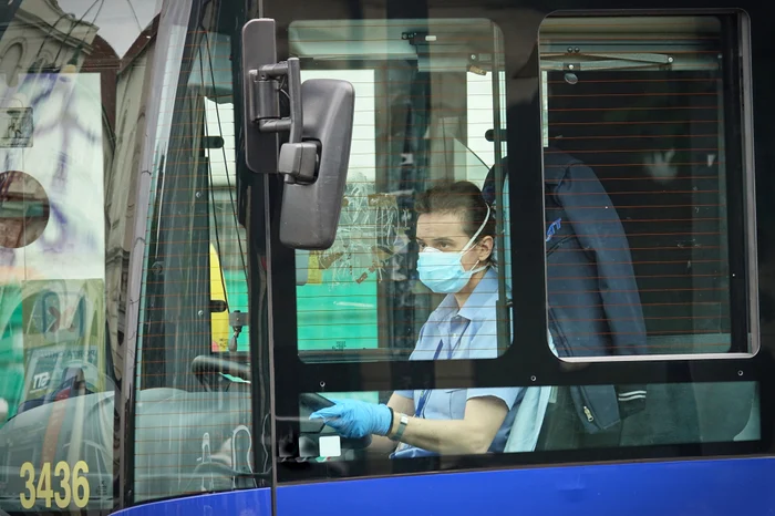 Șoferii de autobuz intră zilnic în contact cu sute de oameni, într-un spațiu închisFoto: Shutterstock
